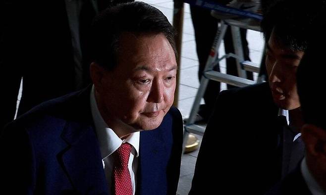 윤석열 전 대통령이 지난 5일 오전 서울 서초동 서울고검에 마련된 내란 특검에 피의자 신분으로 출석하고 있다. 공동취재사진