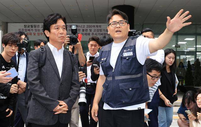 주얼리 노동자 김정봉(오른쪽)씨가 지난달 24일 서울 중구 서울지방고용노동청 앞에서 김영훈 고용노동부 장관과 만난 모습. 정봉씨는 당시 장관 후보자였던 김 장관 출근길 기자회견장에 뛰어들어 "주얼리 노동자들이 근로기준법 사각지대에 놓였다"고 소리쳤다. 뉴스1