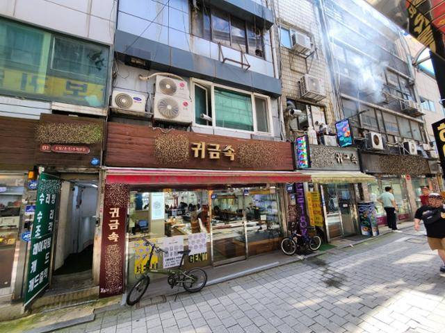 서울 종로구 일대 주얼리 거리 모습. 건물 2층부터는 노동자들이 작업을 하는 귀금속 생산 공장들이 모여 있다. 송주용 기자