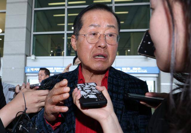 국민의힘 대선 경선에서 탈락한 뒤 정계 은퇴를 선언하고 미국 하와이로 떠났던 홍준표 전 대구시장이 지난달 17일 인천국제공항을 통해 귀국하면서 인터뷰를 하고 있다. 뉴스1