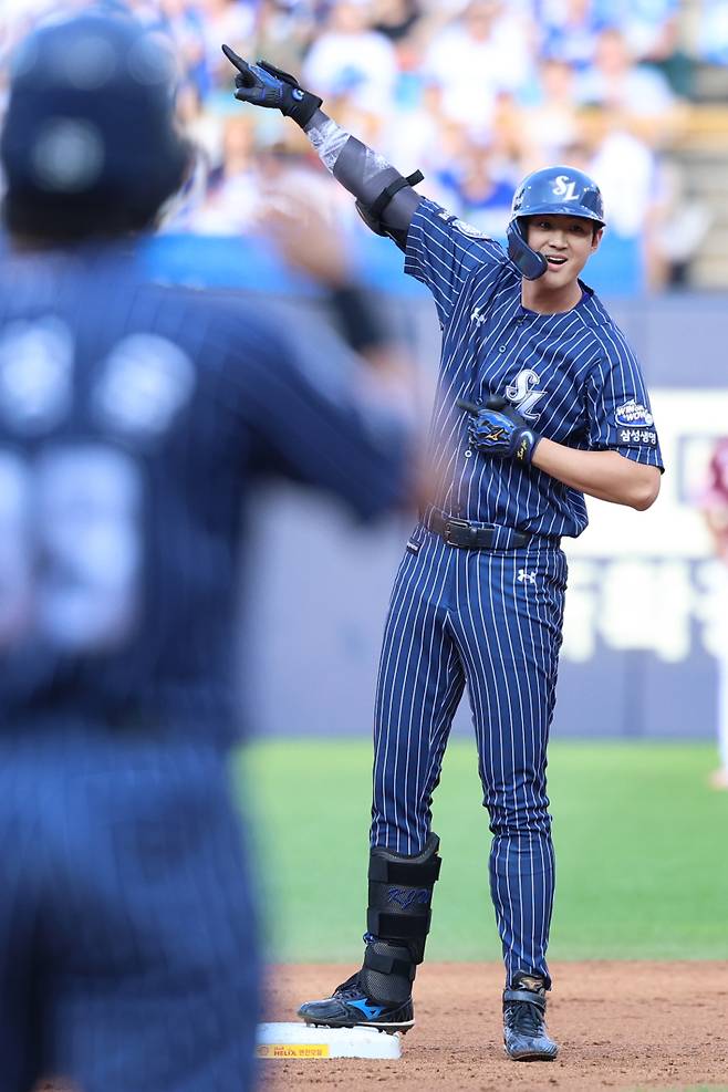 안타 후 홈 구장 '홈런존'을 가리키는 삼성 구자욱. 삼성 제공