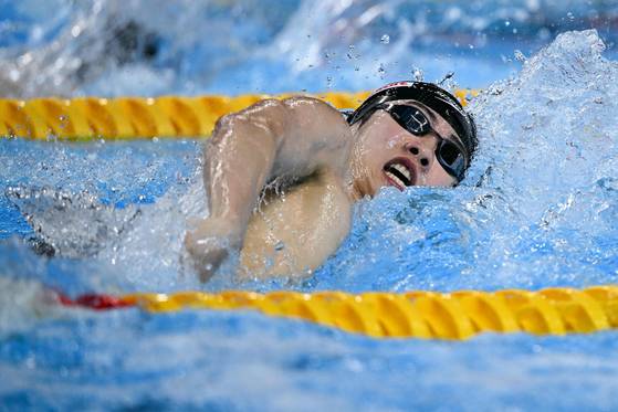 29일 세계선수권 남자 자유형 200m 결선에서 역영하는 황선우. AFP=연합뉴스