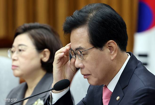 골똘 송언석 국민의힘 비상대책위원장 겸 원내대표가 29일 국회에서 열린 원내대책회의에서 발언을 준비하고 있다. 박민규 선임기자