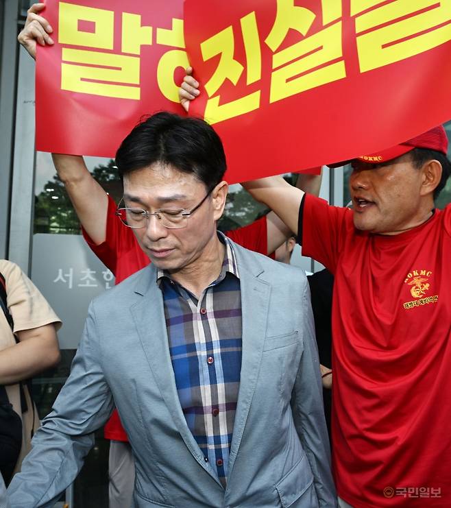 임성근 전 해병대 1사단장이 29일 오전 서울 서초구 이명현 순직 해병 특별검사 사무실에서 '신속한 결정 요청서'를 제출하지 못한 채 발길을 돌리고 있다.