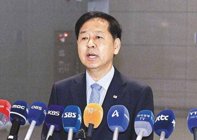 구윤철 부총리 겸 기획재정부 장관이 29일 인천국제공항 제2터미널에서 취재진 질의에 답변하고 있다. 구 부총리는 오는 31일(현지시간) 미국 워싱턴DC에서 스콧 베선트 미 재무장관과 만나 최종 담판 성격의 관세 협상을 진행할 예정이다. 인천공항=권현구 기자