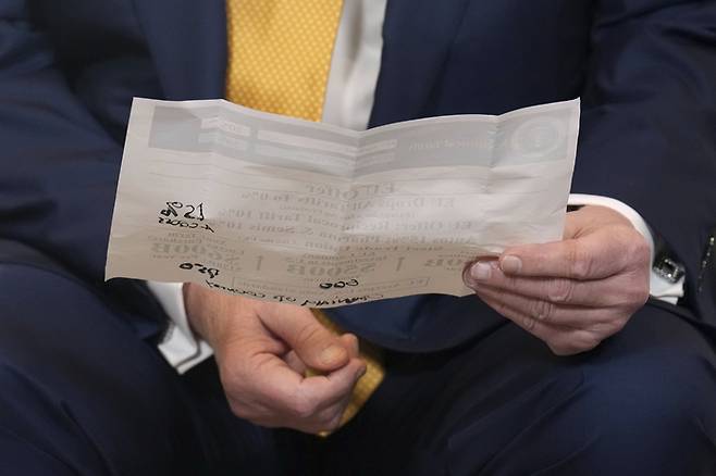 5000억 아닌 6000억달러....日 이어 EU 협상도 일방 수정한 트럼프 도널드 트럼프 미국 대통령이 27일(현지시간) 영국 스코틀랜드 턴베리에서 우르줄라 폰데어라이엔 유럽연합(EU) 집행위원장과 무역협상 결과를 발표하면서 즉석에서 수정한 협상 문서를 손에 들고 있다. 지난 일본과의 협상 타결 때 포착된 손글씨처럼 트럼프 대통령은 EU가 10%로 제안한 문서 상 상호관세율을 15%로, 대미 투자 규모는 5000억달러에서 6000억 달러로, 미국산 에너지 구매 금액은 6000억달러에서 7500억달러로 각각 고쳐썼다. 실제 이날 발표된 합의 내용은 EU 측 문서가 아닌 트럼프가 수기로 쓴 쓴 높여 수정한 수치로 발표됐다. <사진=AP 연합뉴스>