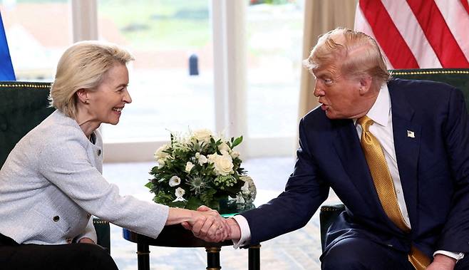 트럼프와 협상에서 굴욕 참고 태연한 연기력 선보인 EU 정상 도널드 트럼프 미국 대통령과 무역협상 타결을 위해 27일(현지시간) 영국 스코틀랜드 소재 트럼프 골프장까지 찾아가 합의를 완성하고 악수하는 우르줄라 폰데어라이엔 유럽연합 집행위원장(왼쪽). <사진=로이터 연합뉴스>