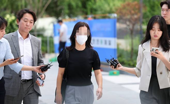 [김건희 집사 김예성 씨의 아내 정 모 씨가 23일 서울 종로구 김건희 특검팀(특별검사 민중기)으로 소환 조사에 출석하고 있다. /사진=뉴시스