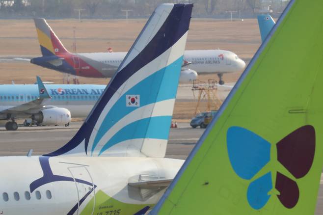 사진은 2020년 11월30일 서울 강서구 김포공항 계류장에 대한항공과 진에어, 아시아나항공과 에어부산 여객기가 활주로를 향해 이동하는 모습. /사진=머니투데이DB