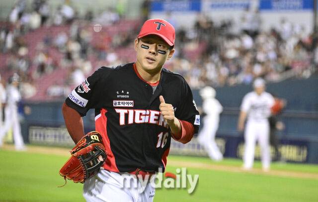 2025년 6월 4일 오후 서울 잠실구장에서 진행된 '2025 신한 SOL뱅크 KBO 리그' KIA 타이거즈와 두산 베어스의 경기.KIA 최원준이 8회말 2사 2루서 두산 김인태를 타구를 잡은 뒤 더그아웃으로 들어가고 있다./마이데일리