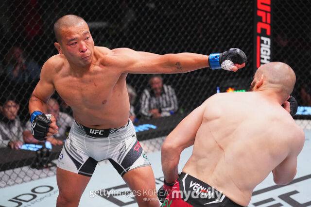 박준용(왼쪽)이 펀치를 날리고 있다. /게티이미지코리아