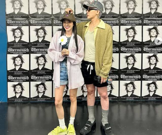 산다라박이 지드래곤과 다정하게 사진을 찍고 있다. / 산다라박 소셜미디어