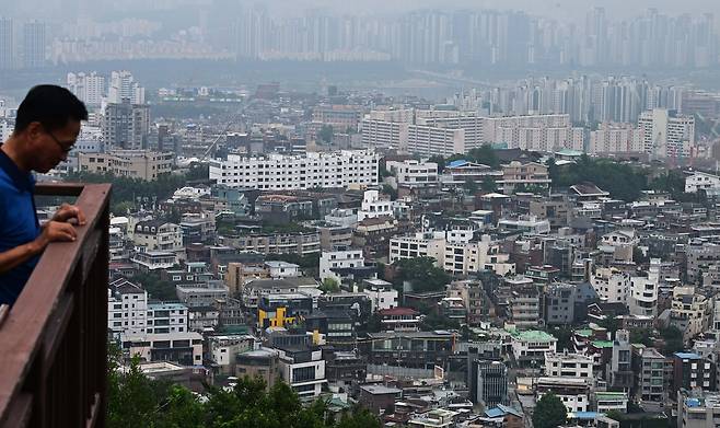 서울 남산타워에서 바라본 서울시내 아파트의 모습. 이상섭 기자