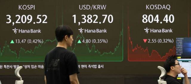 지난 28일 서울 중구 하나은행 본점 딜링룸의 모습. 뉴시스