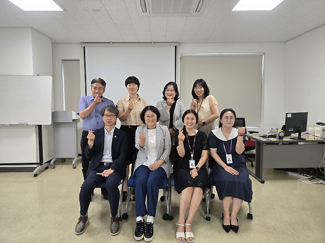신미숙 의원이 간담회에 참석한 경기도교육청 융합교육과, 화성오산교육지원청 화성교육지원센터 및 화성특례시 교육지원과, 화성시 글로벌청소년센터 관계자들과 함께 기념촬영을 하고 있다. (사진=경기도의회)