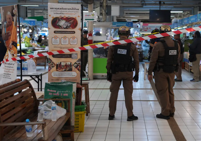 현지시간으로 28일 오전 태국 방콕 북부에 있는 유명 식료품 시장인 오토코 시장에서 한 남성이 총기를 난사했다. 사건 발생 직후 현장의 모습. AP 연합뉴