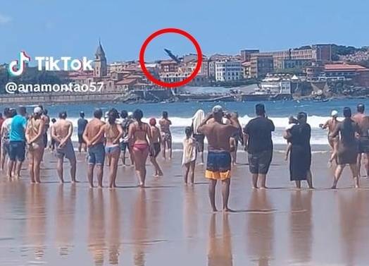 스페인 현지시간으로 지난 27일 스페인 공군 F/A-18 호넷 전투기가 해변 에어쇼 도중 파도와 거의 충돌할 뻔한 사고가 발생했다. 엑스 캡처.