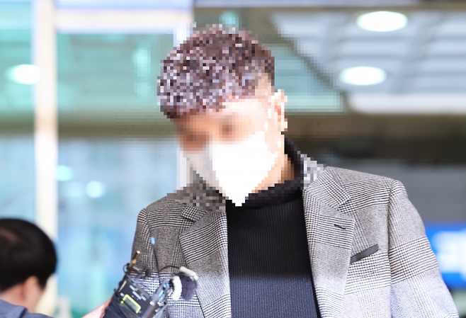 방송인 박수홍(54)씨의 개인 돈과 기획사 자금 등 수십억원을 횡령한 혐의로 기소된 친형 진홍(56)씨가 14일 오후 서울서부지법에서 열린 1심 선고를 마친 뒤 나오고 있다. 법원은 박씨가 회사 자금을 횡령한 혐의만 일부 인정해 징역 2년을 선고했다. 도주나 증거인멸 우려 등이 없는 점 등을 고려해 법정 구속은 하지 않았다. 2024.2.14 연합뉴스