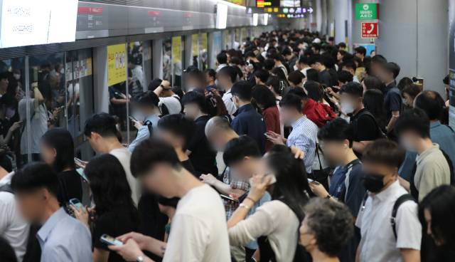 서울 김포공항역 9호선 승강장이 출근길 승객으로 붐비고 있다. 뉴스1