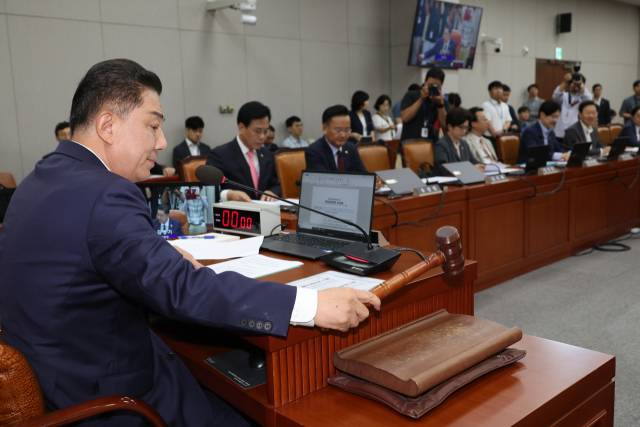 29일 국회 운영위원회 전체회의에서 김병기 위원장이 의사봉을 두드리고 있다. 연합뉴스