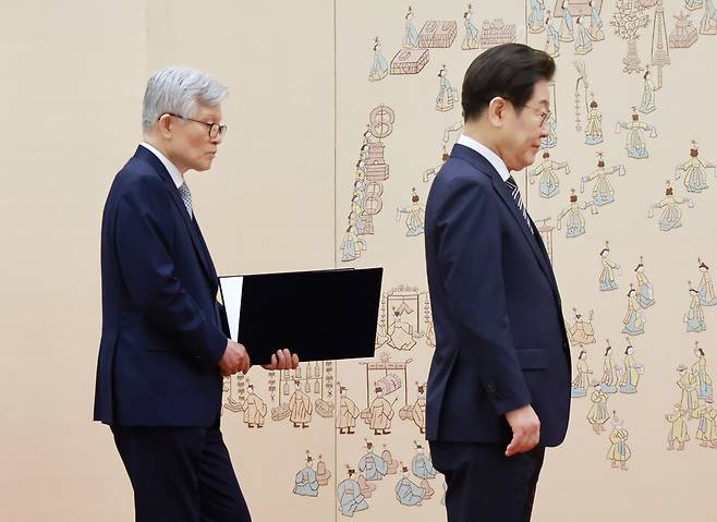  최동석 인사혁신처장이 7월23일 서울 용산 대통령실 청사에서 열린 신임 국무위원, 지방시대위원장 임명장 및 위촉장 수여식에서 이재명 대통령의 임명장 수여를 돕고 있다. ⓒ연합뉴스