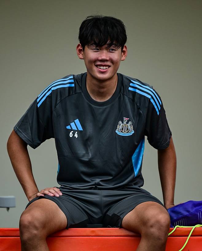 EPL 사무국은 29일(한국시간) “‘한국의 킬리안 음바페’라는 별명을 지닌 박승수는 이제 막 성인 무대를 밟은 신예지만, 이미 아시아 축구계에서는 주목받는 유망주”라고 그를 소개했다. 사진출처|뉴캐슬 페이스북
