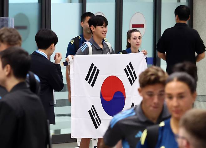 뉴캐슬 유나이티드(잉글랜드) 박승수가 28일 인천국제공항 1터미널을 통해 귀국하고 있다. 연합뉴스