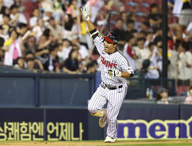 ▲ LG 신인 박관우는 선발 출전한 경기에서 치명적인 수비 실수를 두 번이나 저질렀지만 1군에서 제외되지 않았다. 경기 후반 승부처마다 등장하는 대타가 됐다. 타격 재능으로 자기 자리를 만들었다. ⓒ 연합뉴스