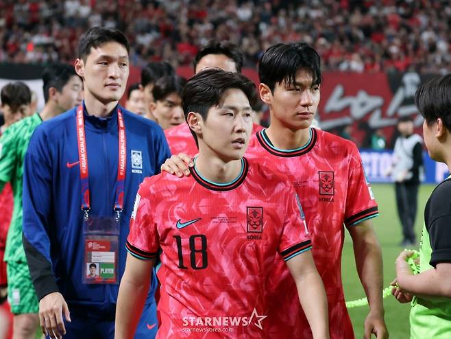 이강인과 전진우가 10일 서울월드컵경기장에서 북중미월드컵 최종예선 마지막 경기인 쿠웨이트전에서 승리한 후 월드컵11연속 본선진출을 축하하기위해 그라운드로 나서고 있다. /사진=강영조 선임기자