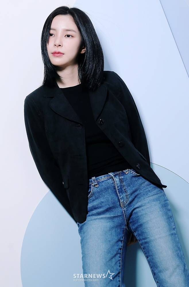 배우 신수현이 최근 서울 종로구 스타뉴스 사옥에서 진행된 티빙 드라마 '스터디그룹' 관련 인터뷰에 앞서 포즈를 취하고 있다. 극 중 신수현은 정의롭고 다정한 이지우 역을 맡았다. 동명의 웹툰을 원작으로 하는 '스터디그룹'은 공부를 잘하고 싶지만 싸움에만 재능이 '몰빵' 된 윤가민(황민현 분)이 최악의 꼴통 학교에서 피 튀기는 입시에 뛰어들며 '스터디그룹'을 결성하는 코믹 고교 액션극이다. /사진=김창현 chmt@