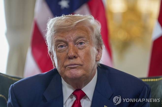기자들 질문에 대답하는 트럼프 대통령 (AP=연합뉴스) 도널드 트럼프 미국 대통령이 28일(현지시간) 영국 스코틀랜드에서 키어 스타머 영국 총리와 만난 자리에서 기자들의 질문에 답변하고 있다. 2025.7.28