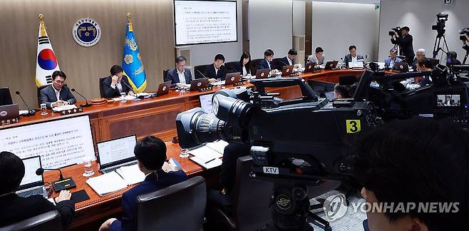 생방송 중인 국무회의 (서울=연합뉴스) 홍해인 기자 = 이재명 대통령이 29일 서울 용산 대통령실 청사에서 열린 국무회의에서 김영훈 고용노동부 장관의 산업재해 대책 발표를 듣고 있다.
이날 국무회의는 KTV 생방송으로 진행됐다. 2025.7.29 hihong@yna.co.kr