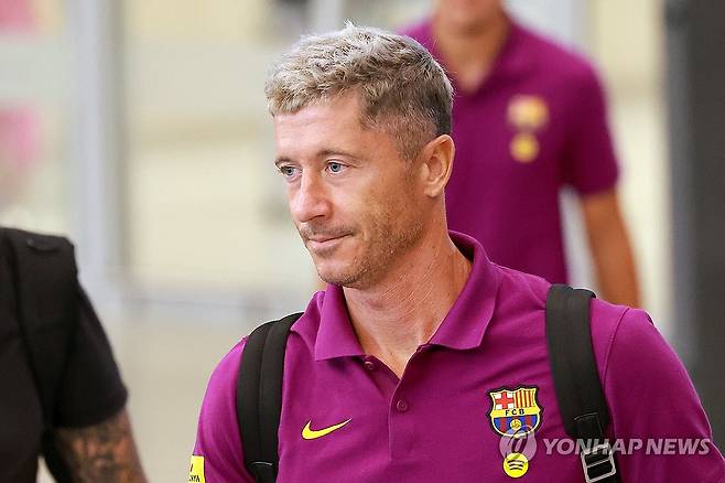 한국 찾은 바르셀로나 로베르트 레반도프스키 (영종도=연합뉴스) 신현우 기자 = 프리시즌 투어 중인 스페인 프로축구 FC바르셀로나의 공격수 로베르트 레반도프스키가 29일 인천국제공항 제2여객터미널을 통해 입국하고 있다.
바르셀로나는 오는 31일 오후 8시 서울월드컵경기장에서 K리그1 FC서울과, 8월 4일 오후 8시 대구스타디움에서 K리그1 대구FC와 차례로 맞붙을 예정이다. 2025.7.29 nowwego@yna.co.kr