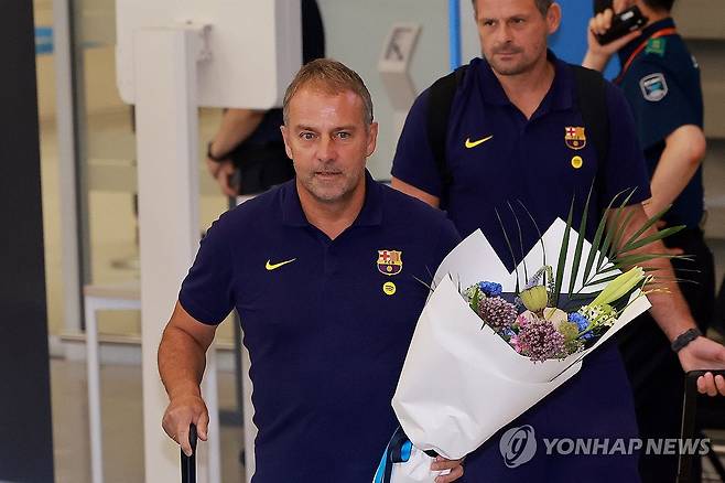 한국 찾은 FC바르셀로나 한지 플리크 감독 (영종도=연합뉴스) 신현우 기자 = 프리시즌 투어 중인 스페인 프로축구 FC바르셀로나 한지 플리크 감독이 29일 인천국제공항 제2여객터미널을 통해 입국하고 있다.
바르셀로나는 오는 31일 오후 8시 서울월드컵경기장에서 K리그1 FC서울과, 8월 4일 오후 8시 대구스타디움에서 K리그1 대구FC와 차례로 맞붙을 예정이다. 2025.7.29 nowwego@yna.co.kr