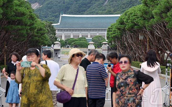 (서울=뉴스1) 임세영 김진환 기자 = 청와대 관람 일시 종료를 이틀 앞둔 30일 오후 서울 종로구 청와대 본관 앞에서 외국인 관광객들이 추억을 남기고 있다. 2025.7.30/뉴스1 ⓒ News1 김진환 기자