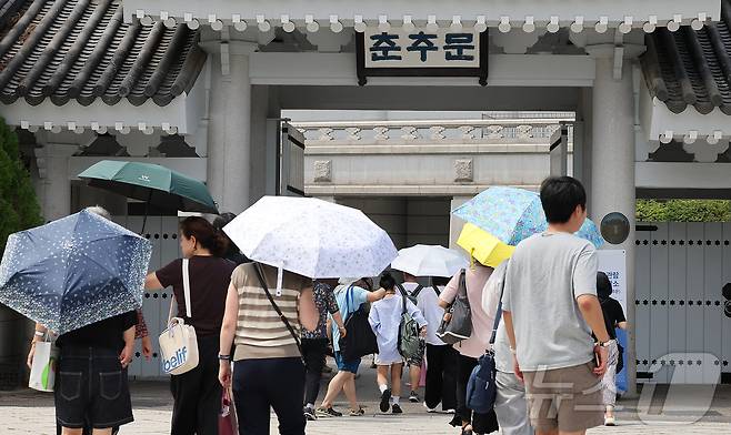 청와대 관람 일시 종료를 이틀 앞둔 30일 오후 서울 종로구 청와대 춘추문으로 관람객들이 입장하고 있다. 2025.7.30/뉴스1 ⓒ News1 김진환 기자