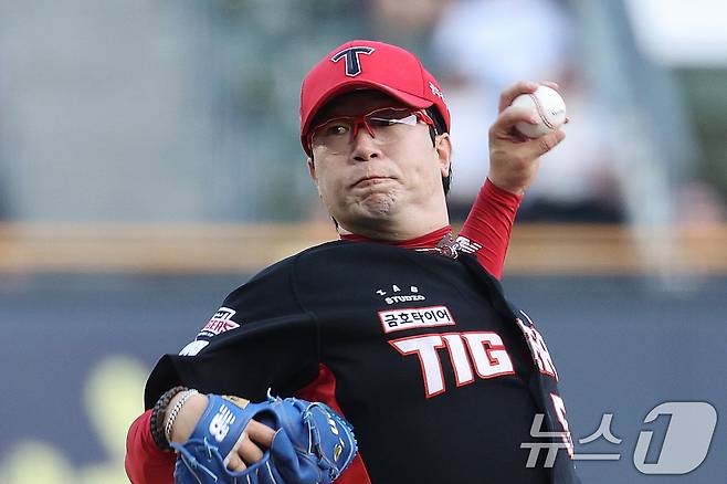 27일 오후 서울 잠실야구장에서 열린 프로야구 '2025 신한 SOL뱅크 KBO 리그' KIA와 LG의 경기에서 KIA 선발 양현종이 역투하고 있다. 2025.6.27/뉴스1 ⓒ News1 신웅수 기자