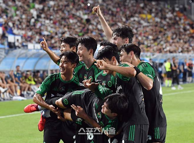 팀K리그의 김진규(아래)가 30일 수원월드컵경기장에서 열린 2025 쿠팡플레이시리즈 뉴캐슬 유나이티드FC와의 친선경기에서 선제골을 넣은 뒤 동료들의 낚시질에 낚이는 세리머니를 하고 있다. 2025. 7. 30. 수원 | 박진업 기자 upandup@sportsseoul.com