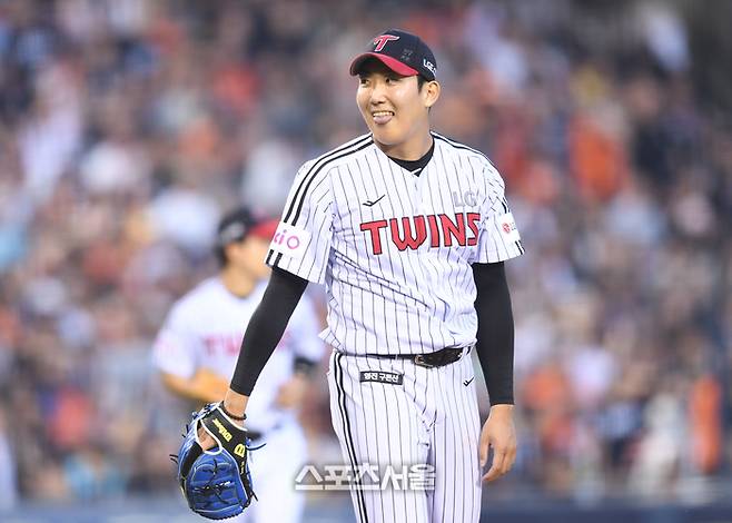 LG 선발투수 손주영이 29일 서울 잠실구장에서 열린 2025 KBO리그 한화와 경기 3회초 2사1루 상대 플로리얼을 중견수 플라이 아웃으로 처리한 후 포수를 보며 웃고 있다. 잠실 | 최승섭기자 thunder@sportsseoul.com