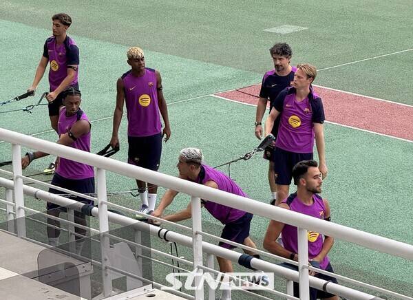 30일 고양종합운동장에서 훈련하고 있는 바르셀로나 선수단. /사진(고양)=강의택 기자