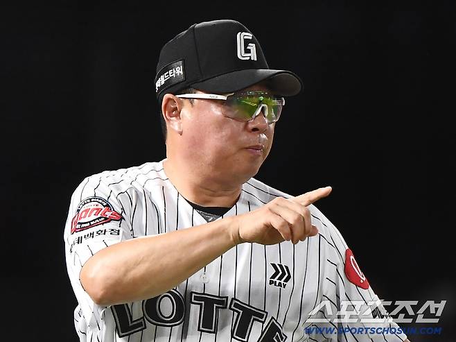 27일 부산 사직구장에서 열린 KIA와 롯데의 경기. 7회초 2사 2루 김태군의 파울 타구 판정에 대해 김태형 감독이 재심을 요청하고 있다. 부산=정재근 기자 cjg@sportschosun.com/2025.7.27/