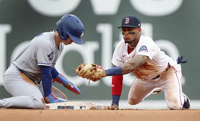 김혜성이 지난 27일(한국시각) 보스턴전에서 8회 2루 대주자로 나가 테오스카 에르난데스의 직선아웃 때 귀루하다 태그아웃되고 있다. AP연합뉴스