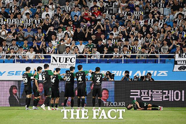 김진규(오른쪽)가 30일 오후 경기도 수원시 팔달구 수원월드컵경기장에서 열린 팀 K리그와 뉴캐슬 유나이티드의 쿠팡플레이 시리즈 1경기에서 득점 후 동료들과 함께 골 세리머니를 펼치고 있다./수원월드컵경기장=남용희 기자