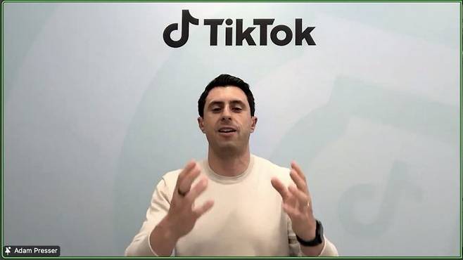틱톡의 아담 프레서(Adam Presser) 운영 및 신뢰와 안전 글로벌 총괄이 30일 온라인 브리핑에서 안전한 플랫폼 운영을 위한 자사 제도와 기능에 대해 설명하고 있다.