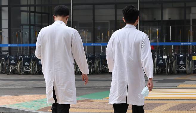 지난달 27일 서울 시내 한 대학병원에서 의료진이 이동하고 있다. /연합뉴스