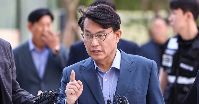 27일 윤상현 국민의힘 의원이 윤석열 전 대통령 부부의 공천 개입 의혹과 관련해 조사를 받기 위해 서울 종로구 김건희 특검 사무실로 출석하고 있다. 뉴스1