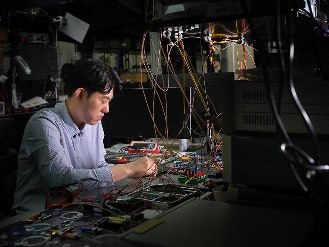 한국전자통신연구원(ETRI) 연구진이 양자암호통신 기술을 연구하고 있다. ETRI 제공