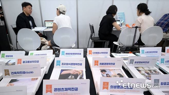한국대학교육협의회가 주최한 '2026학년도 수시대학입학정보박람회'가 24일 서울 강남구 코엑스에서 사흘 일정으로 열렸다. 박람회를 찾은 수험생과 학부모들이 상담을 받고 있다. 김민수기자 mskim@etnews.com