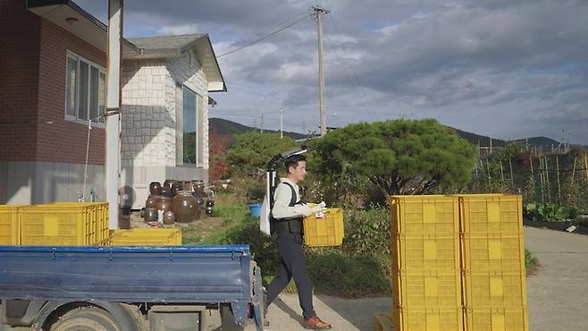 무거운 물품 옮길 때 도움이 되는 농사용 입는 로봇 / 한국로봇융합연구원