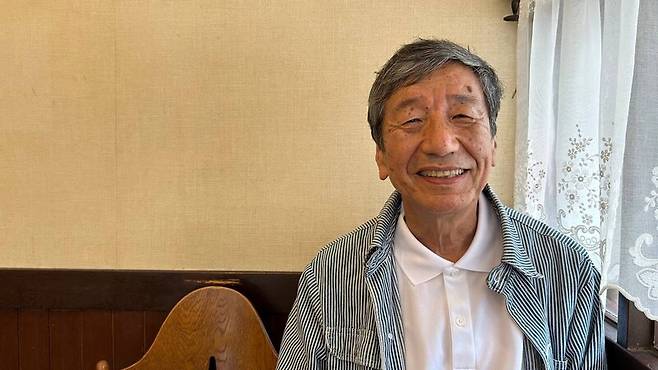 지난 11일 일본 도쿄 니시오기쿠보의 한 커피숍에서 만난 재일동포 3세 김정칙(70)씨가 ‘차별 없는 사회’를 구호로 도쿄도의회 선거에 출마했던 경험을 이야기하고 있다. 도쿄/홍석재 특파원 forchis@hani.co.kr